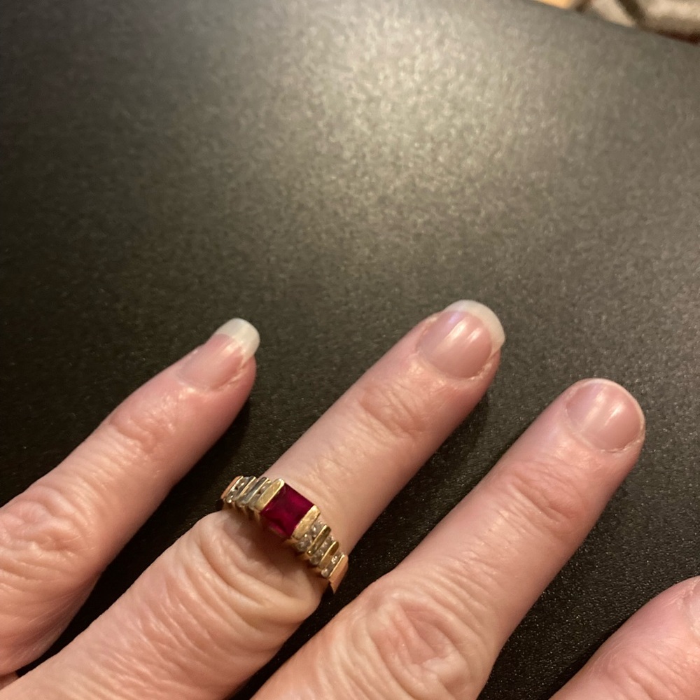 Elegant Gold Diamond and Red Gemstone Ring 14 k